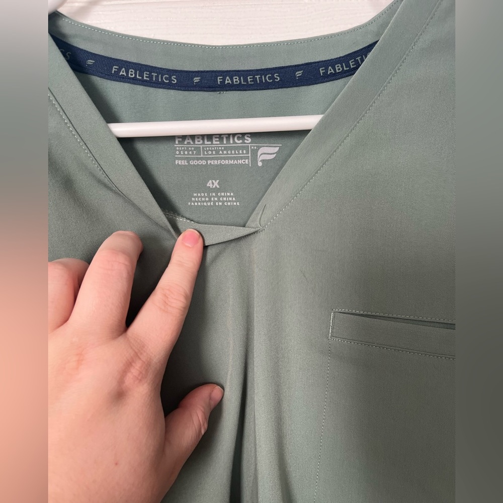 Fabletics Size 4x Women’s Vital one pocket scrub top in sage green